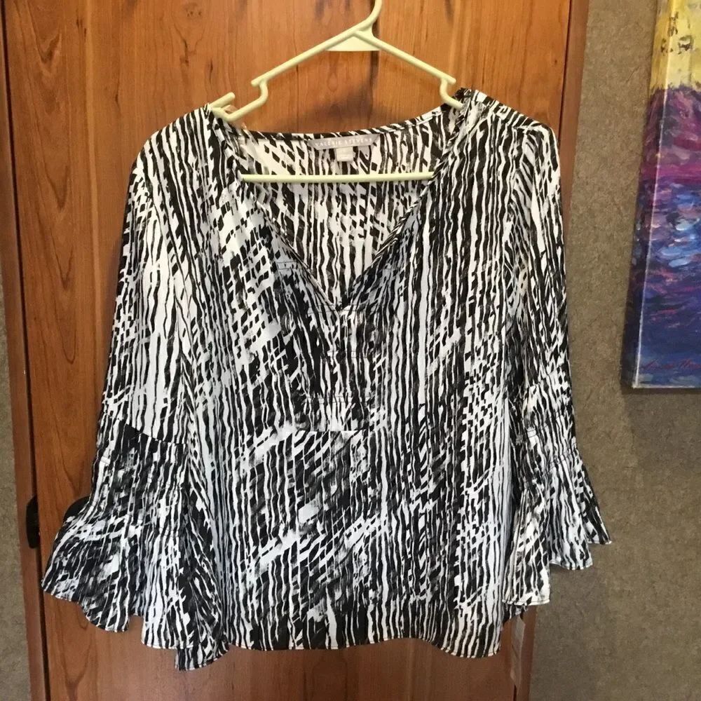 NWT Valerie Stevens Brand Black & White Poly Crepe Blouse